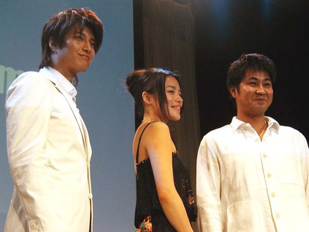 「山手線デス・ゲーム」の舞台挨拶風景。左から天野裕成、桃生亜希子、増本庄一郎監督