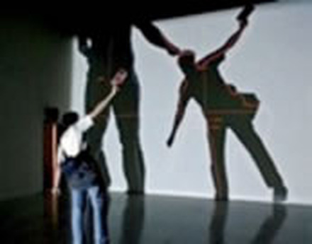 展示作品例（ラファエル・ロサノ＝ヘメル『フリークエンシー＆ヴォリューム』）、体を動かすことで、電波をリアルタイムに感知し、音に変えていく作品