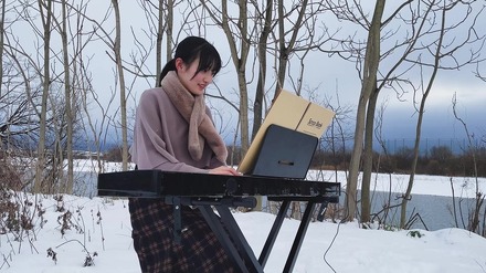櫻坂46 三期生、2人目「小島凪紗」のVlog公開！特技はピアノ演奏、新雪ではしゃぐ姿も