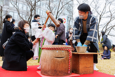 六本木ヒルズ屋上庭園で新春恒例「もちつき」イベント