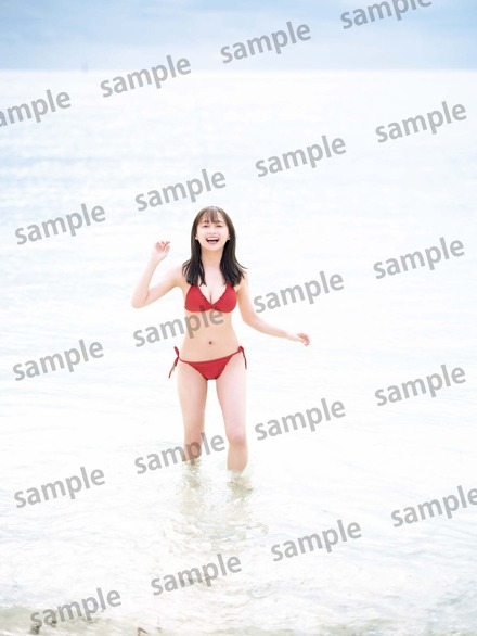日向坂46・影山優佳、写真集封入特典カードに真っ赤な水着カット | RBB