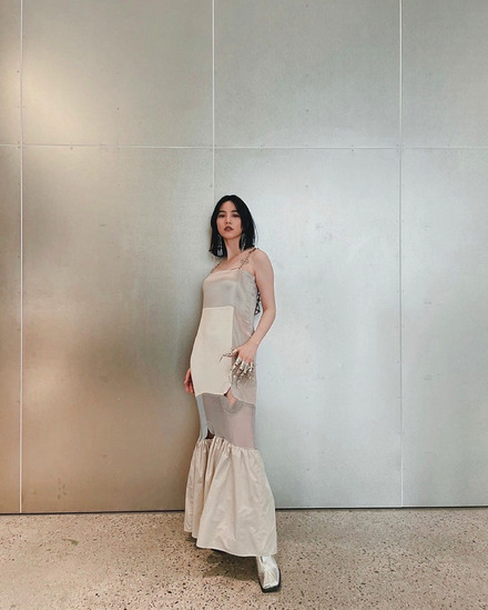 のん、美スタイル際立つマーメイドワンピ！2ndフルアルバムビジュアル撮影時のオフショット公開