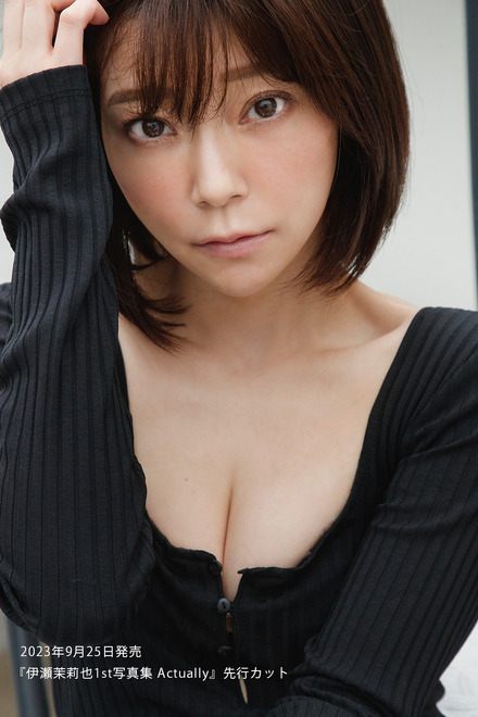 伊瀬茉莉也、胸元セクシーな黒のボディースーツ姿で魅了！