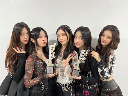 NewJeans、「2023 THE FACT MUSIC AWARDS」で2冠に輝く