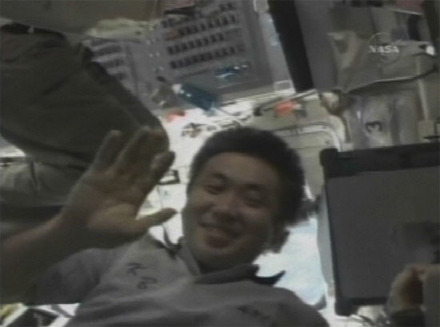 若田宇宙飛行士、エンデバー号のフライトデッキにて