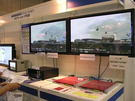 　幕張メッセを会場に開催中のInterop Tokyo 2005では、6月8日から展示会場がオープンしている。そこでは、非圧縮のHDTV（高精細テレビ）映像を用いたリアルタイム・双方向のコラボレーションという実験が見られる。