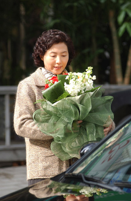 『花より美しく』家族の葛藤や恋愛だけでなく、家族を支える50代前半の女性の微妙な心情を描いた家族ドラマで、韓国で高視聴率をマークした作品。