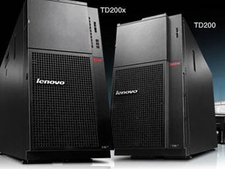 ThinkServer TD200x（左）およびThinkServer TD200（右）