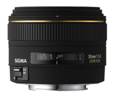 　シグマは、デジタル専用大口径標準レンズ「30mm F1.4 EX DC HSM」ニコン用の発売日を7月3日に決定した。価格は57,750円。