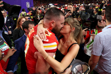 テイラー・スウィフトとトラビス・ケルジー選手(Photo by Ezra Shaw/Getty Images)