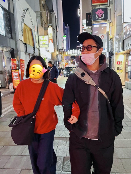 パンサー尾形＆妻、結婚記念日に手つなぎ&腕組みショット公開で反響