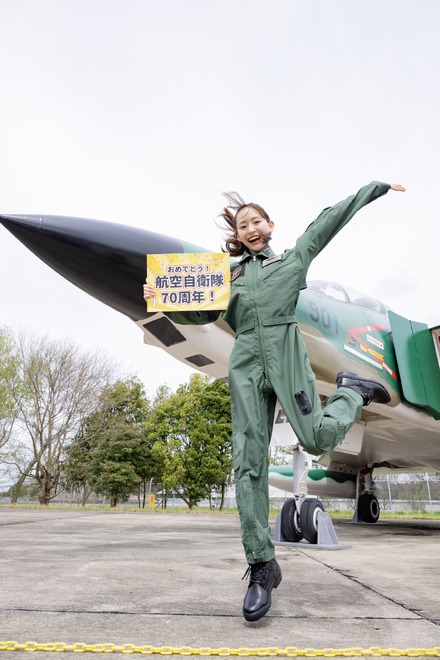 高崎かなみ、航空自衛隊の制服姿披露！『MAMOR』防人たちの女神に登場