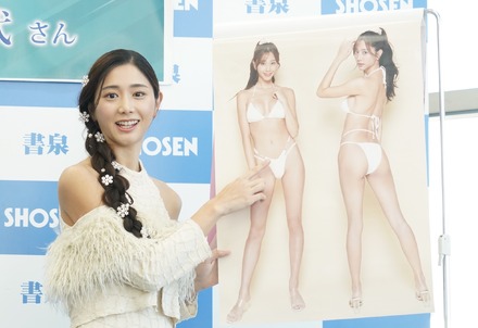 斎藤恭代、カレンダーの変形ビキニカットで9頭身の美ボディ披露