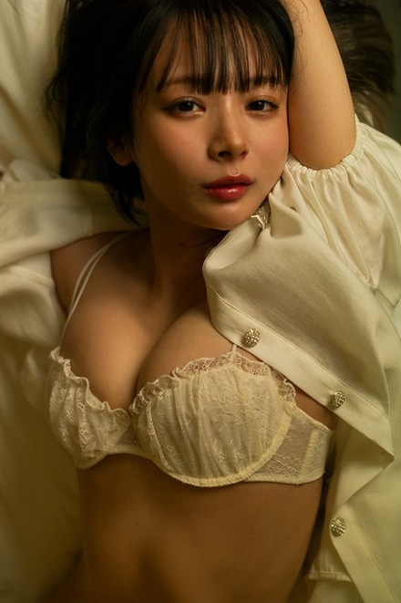岡田紗佳、ベッド上で“誘う”眼差し…新写真集『嶺上開花』で水着や