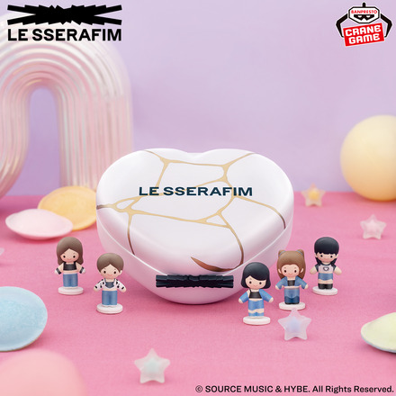 「 LE SSERAFIM Petit Doll Space～ANTIFRAGILE～」　(C) SOURCE MUSIC ＆ HYBE. All Rights Reserved.