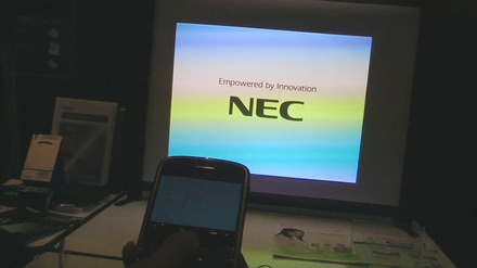 BlackBerryの画面をプロジェクターに投影している