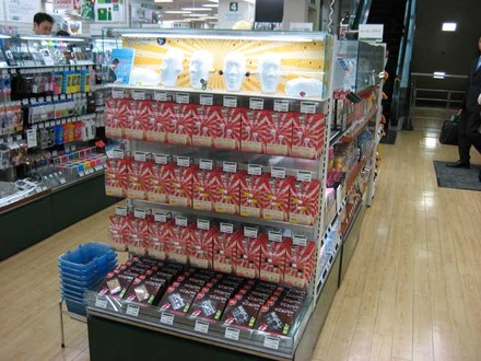 キャラクターの「サトシ（聡）」の顔面ディスプレイ（東急ハンズ池袋店にて）