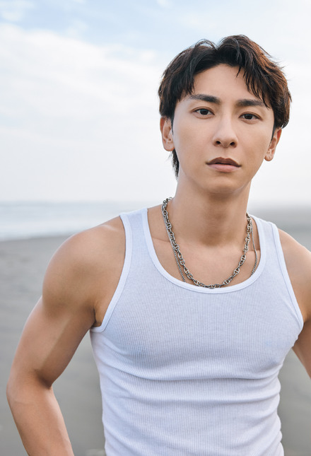 與真司郎、鍛え抜かれたヘルシーな肉体をお披露目！ エッセイ『人生