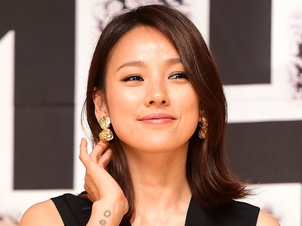 腕にはヘビのタトゥー…大胆トレーニングウェアに身を包んだ韓国女性歌手（45）の童顔美貌【PHOTO】