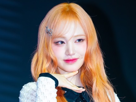 IVE・リズ、白シャツから覗く華奢な肩にドキッ…「透明感がすごすぎる！」【PHOTO】