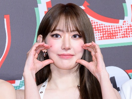 LE SSERAFIM・宮脇咲良、大人可愛い清楚ワンピ姿にファンうっとり…【PHOTO】
