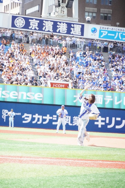 相川七瀬、始球式でノーバンピッチング！3度目の正直