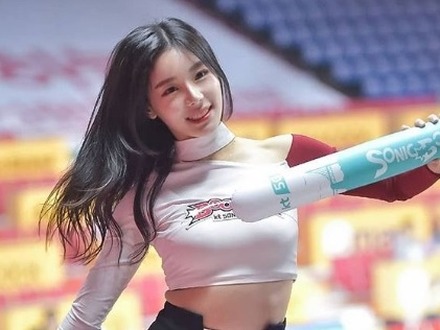 K-POPアイドル似の韓国チアガールがおへそチラッ…二度見必至の完璧プロポーションにファン熱狂【PHOTO】