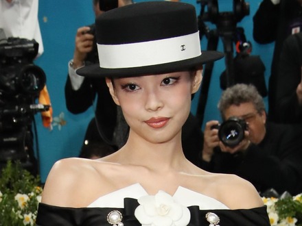 BLACKPINK・ジェニー、製作時間“330時間”の衣装でMet Galaに登場！「人間シャネル」の美しさを発揮