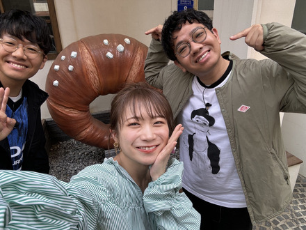 ミキと秋元真夏　（C）TBS