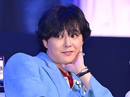 まるでバスローブ!? G-DRAGON、唯一無二のセンスが光る空港ファッションで視線独占【独自写真】