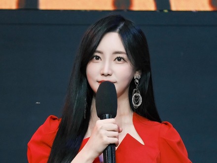 サッカー選手の彼氏の“公開プロポーズ”で話題！韓国女子アナのキス顔SHOTに胸キュン「魅力的です…」【PHOTO】