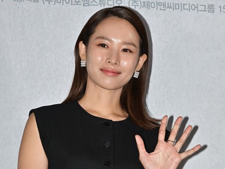 “俳優イ・ドンゴンの元妻”女優チョ・ユニ、愛娘と沖縄旅行を満喫！そっくりなビジュアルに注目【PHOTO】