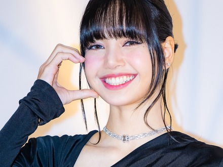 シースルー衣装から“規格外の色気”…BLACKPINK・リサが見せる「スーパースターの余裕」【PHOTO】