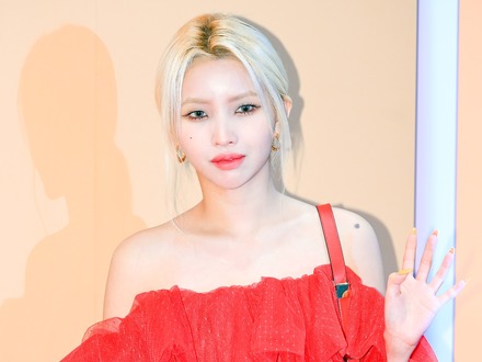 「透けすぎて直視できない…」i-dle・ソヨン、色気あふれる大胆シースルー衣装でファンを魅了【PHOTO】