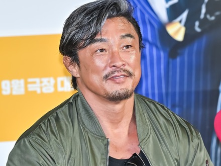 今や“人気ユーチューバー”秋山成勲、韓国でスキンケアブランドモデル就任 紫外線対策の重要性アピール