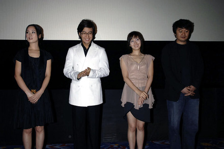 舞台挨拶で。左からイム・サンヒョ、ぺ・ヨンジュン、ソン・イェジン、ホ・ジノ監督