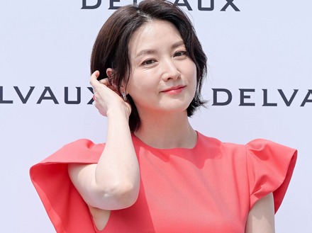 夫と毎日キスすると明かした女優イ・ヨンエ、32年ぶりに演劇出演中「来るたびに新しい姿をお見せする」