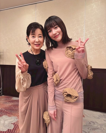 左から吉永小百合、のん（写真はのんの公式ブログから）