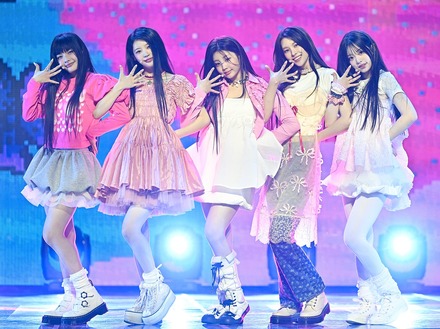 ILLIT、“ステージではアイドル、オフでは女子高生”『VOGUE』で見せた2つの顔に注目