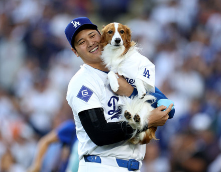 大谷翔平選手と愛犬・デコピン（Photo by Harry How/Getty Images）