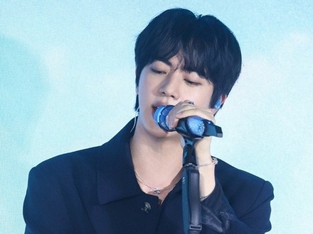 BTS・JIN、ファンの前で新曲初披露「最も幸せな時間【イベントリポート】