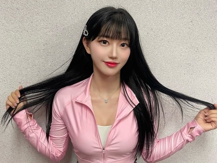 韓国チアガール、深Vネックのスイムウェアで大はしゃぎ！こぼれそうな魅力に「これぞ“健康美”」の声【PHOTO】