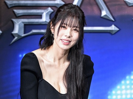 ほぼ全部見えてる…韓国の美人弁護士タレント、再婚前に披露した“背徳のバックレス”【PHOTO】