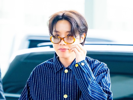 BTS・J-HOPE、台北公演へ出発！夏先取りの爽やかファッションを披露【独自写真】