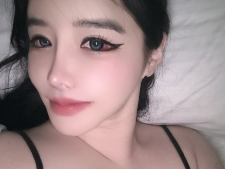 “顔面フィルター疑惑”を一蹴した韓国アイドル、キケンすぎるザックリドレス姿でファンの視線強奪！【PHOTO】