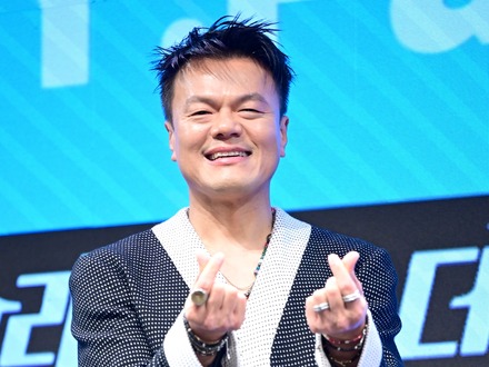 TWICEやNiziU生みの親パク・ジニョン（J.Y.Park）、“びしょ濡れフェス”にスケスケ衣装で出演？
