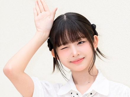 IVE・レイ、禁断のメガネ・ルックで悩殺ポーズ「なんて眼差しだ」【PHOTO】