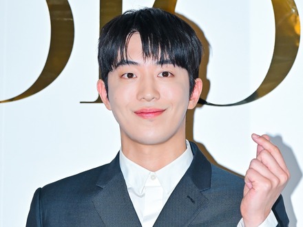 「除隊しました」照れ笑いのナム・ジュヒョク　ハン・ジミンとの再会にファン歓喜