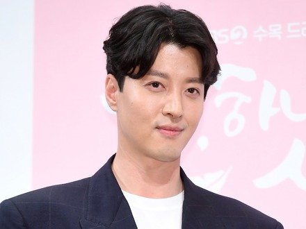 “バツイチ俳優”イ・ドンゴン、離婚から5年…美女とデート報道に「確認不可」の一点張り