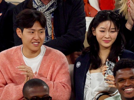 久保建英の親友、“2歳上”財閥令嬢とアツアツ？イ・ガンイン、一目気にせずパリで堂々「公開デート」【PHOTO】